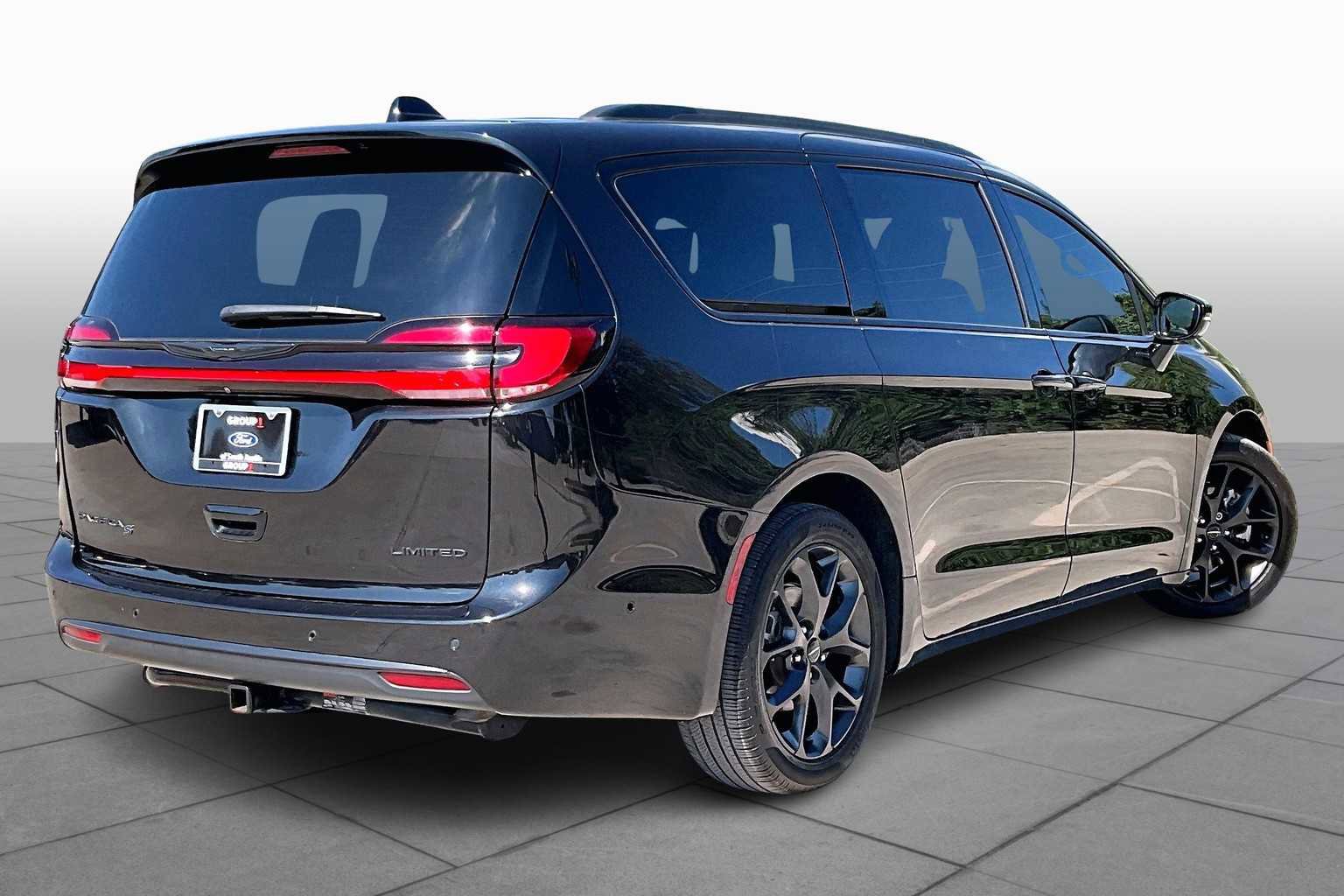 Used 2023 Chrysler Pacifica Limited w/ S Appearance Package image 13