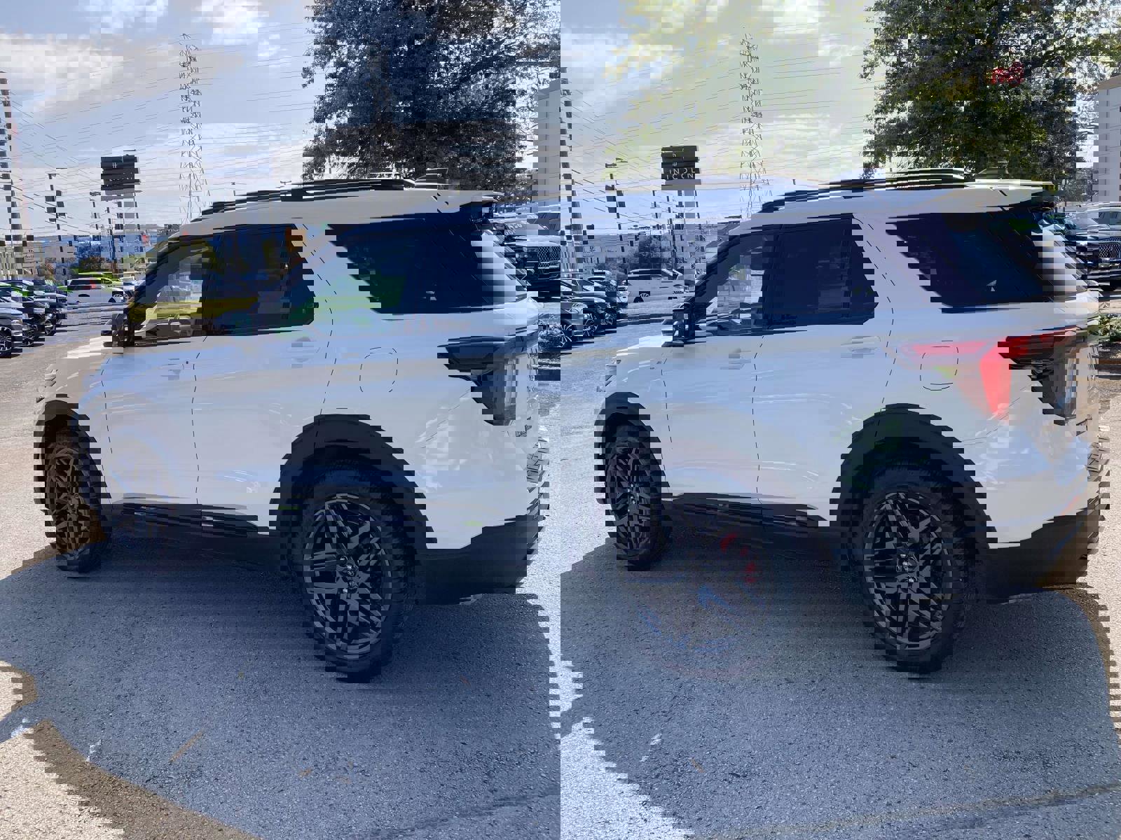 Used 2025 Ford Explorer ST-Line w/ Premium Package image 7