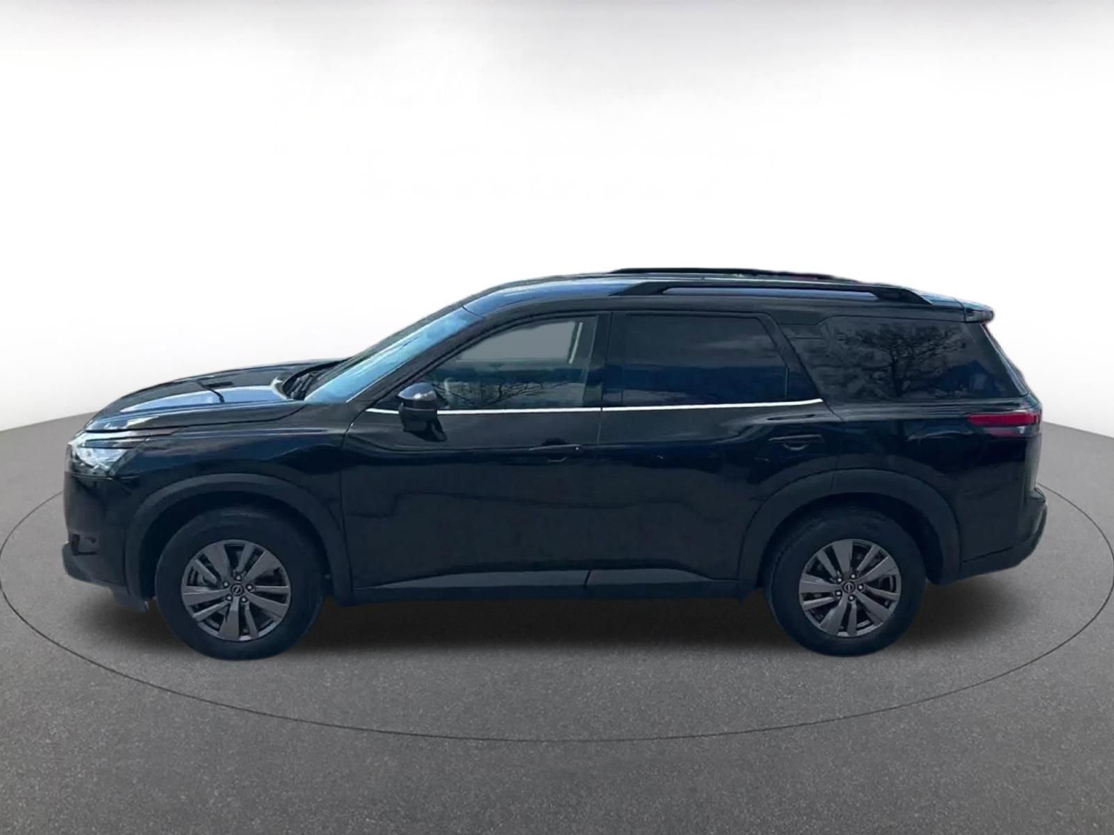Used 2025 Nissan Pathfinder SV image 9
