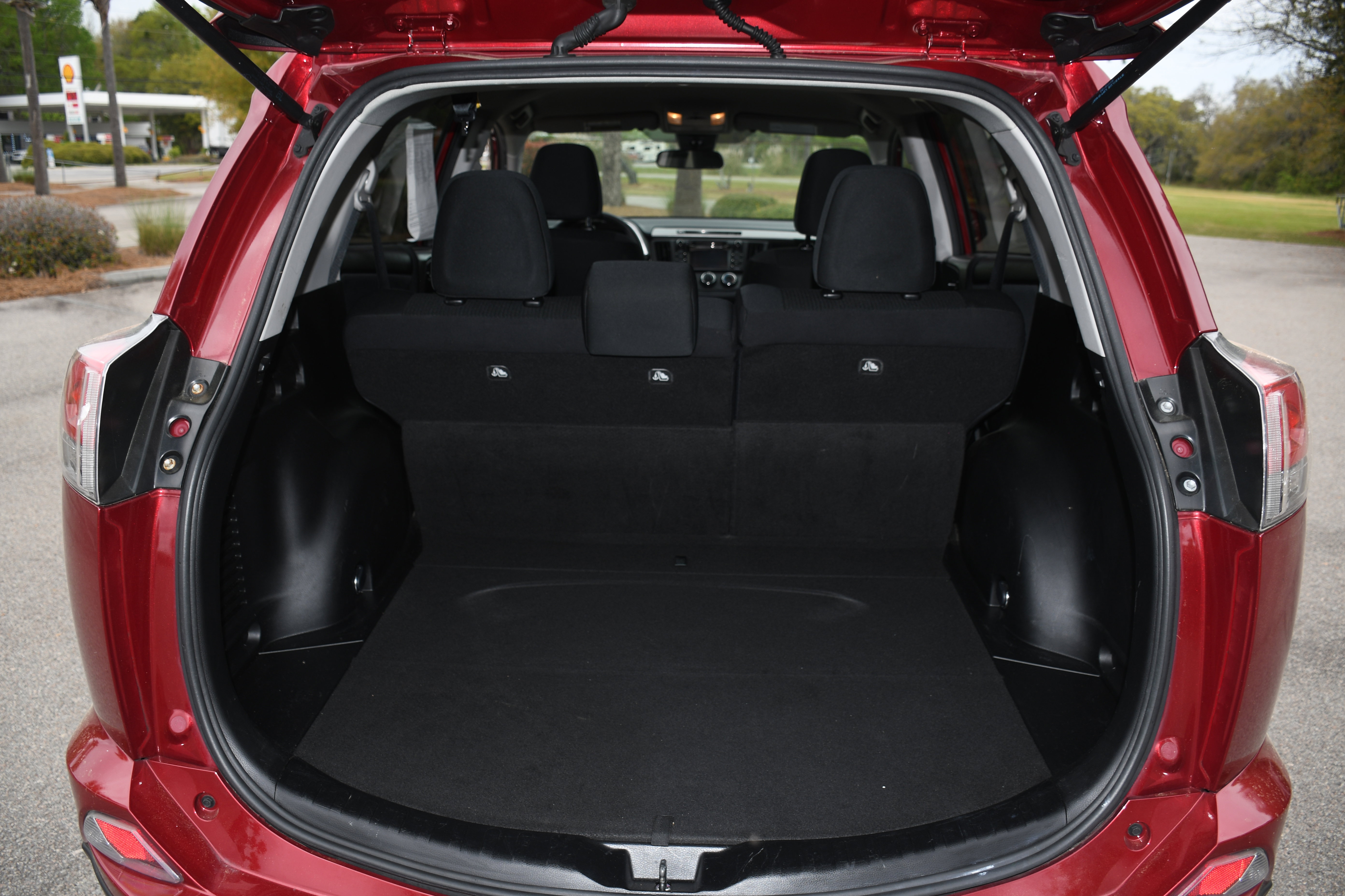 Used 2018 Toyota RAV4 LE FWD image 16