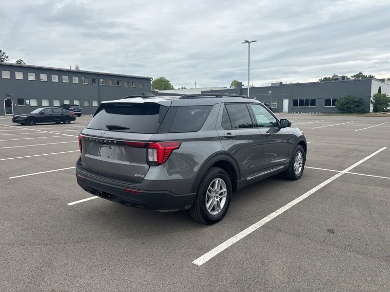 Used 2025 Ford Explorer Active AWD/4WD image 3