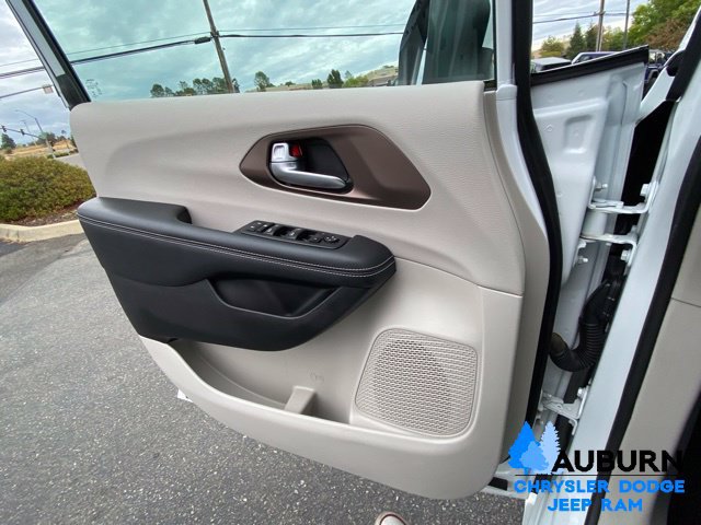 Used 2021 Chrysler Voyager L FWD image 34