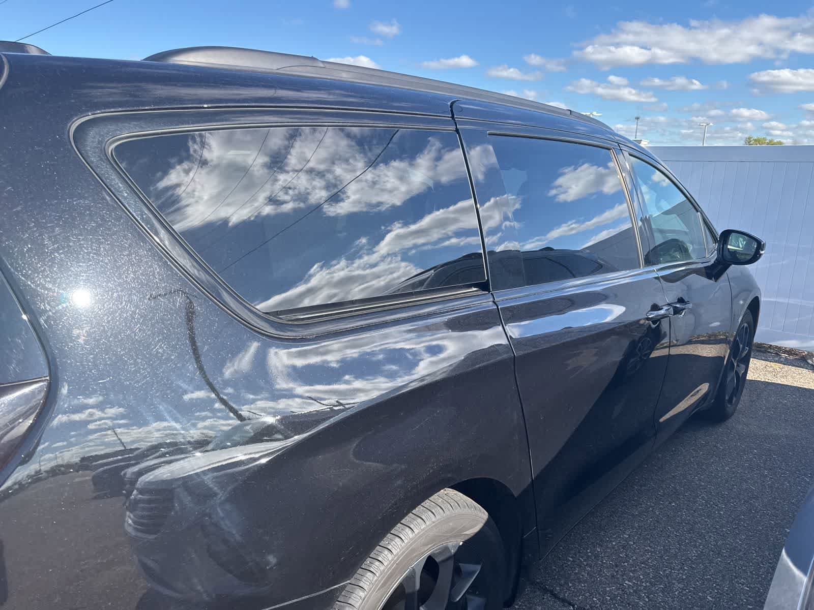 Used 2025 Chrysler Pacifica Limited FWD image 15