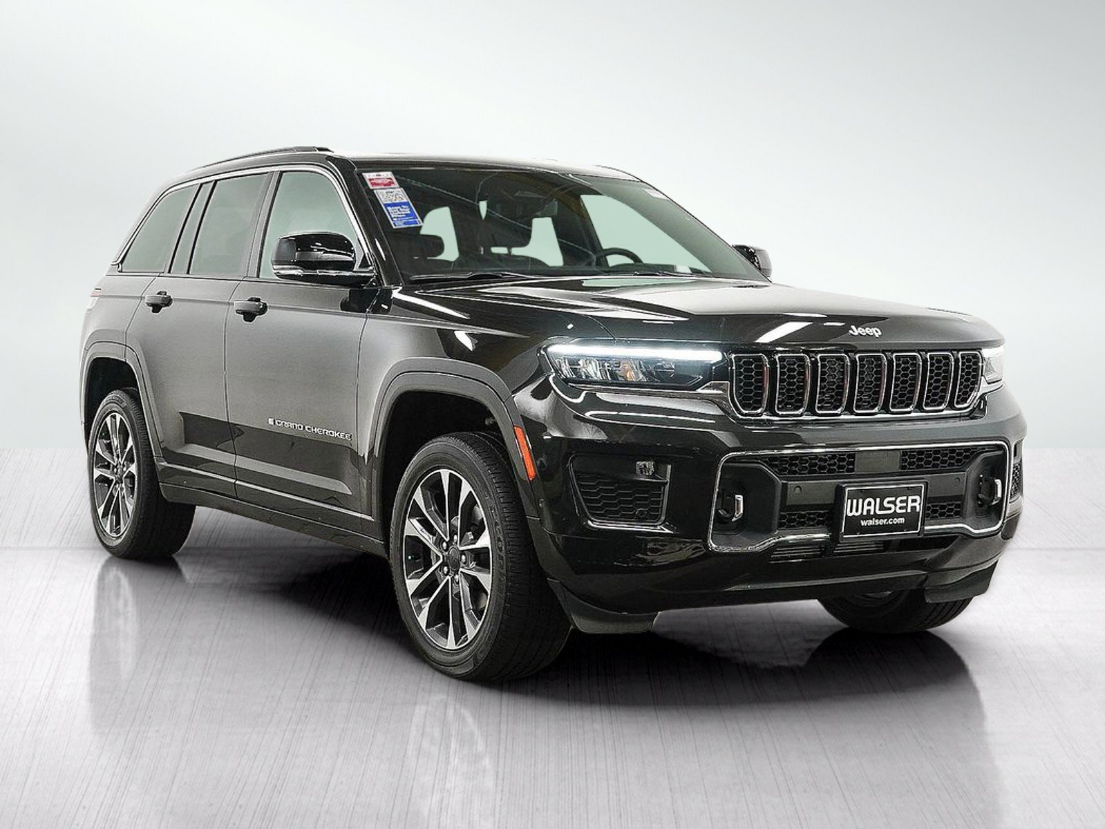 Used 2025 Jeep Grand Cherokee Overland w/ Luxury Tech Group IV AWD/4WD image 7