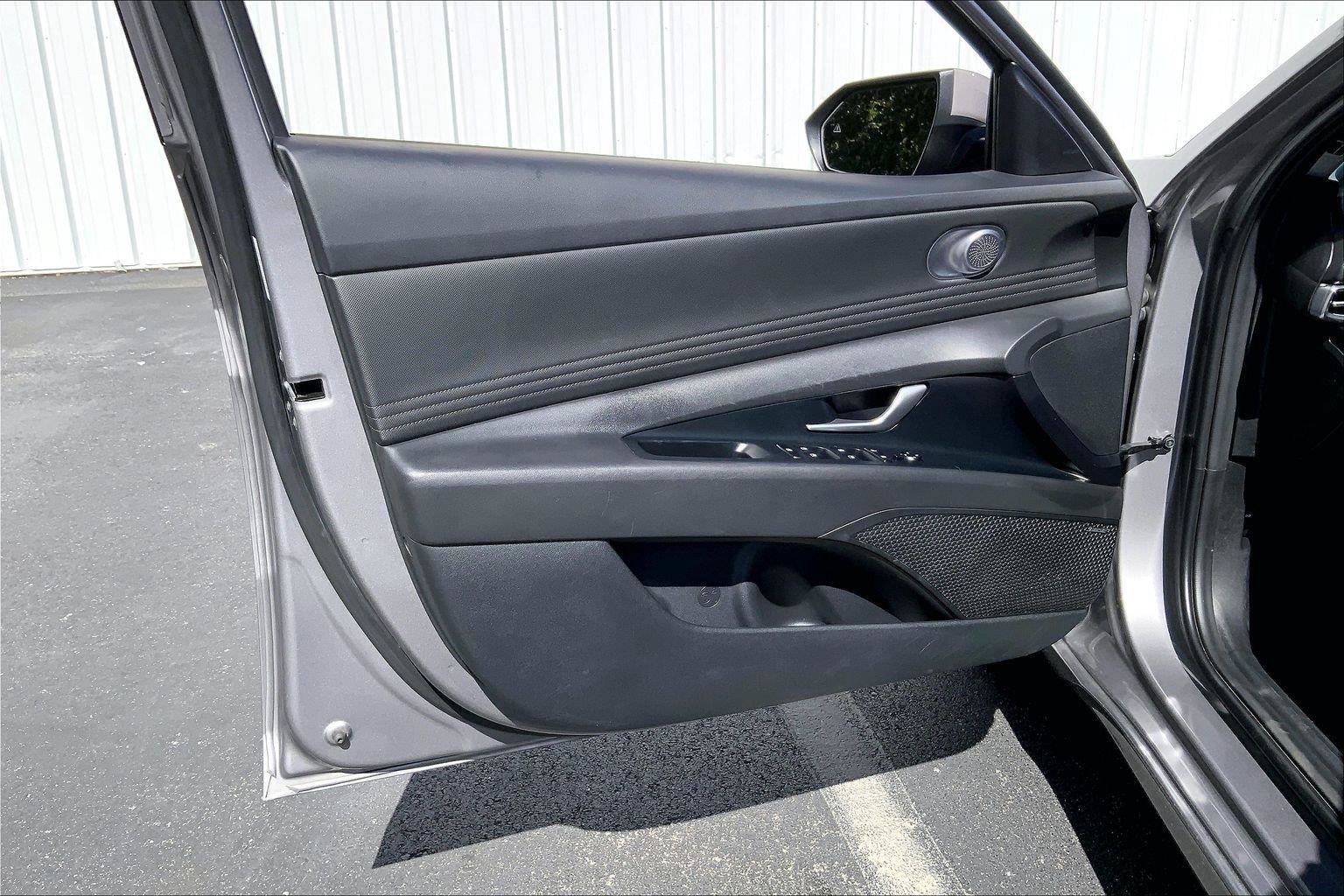 Used 2025 Hyundai Elantra Limited FWD image 22