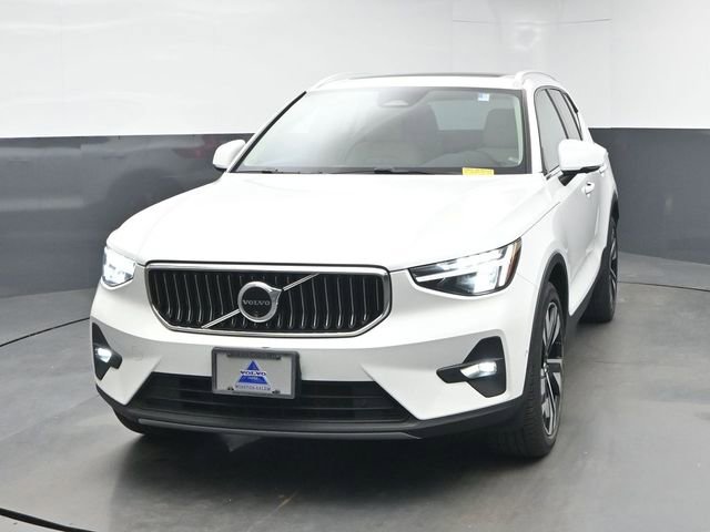 Used 2023 Volvo XC40 B5 Plus w/ Driver Assist Package AWD/4WD image 3