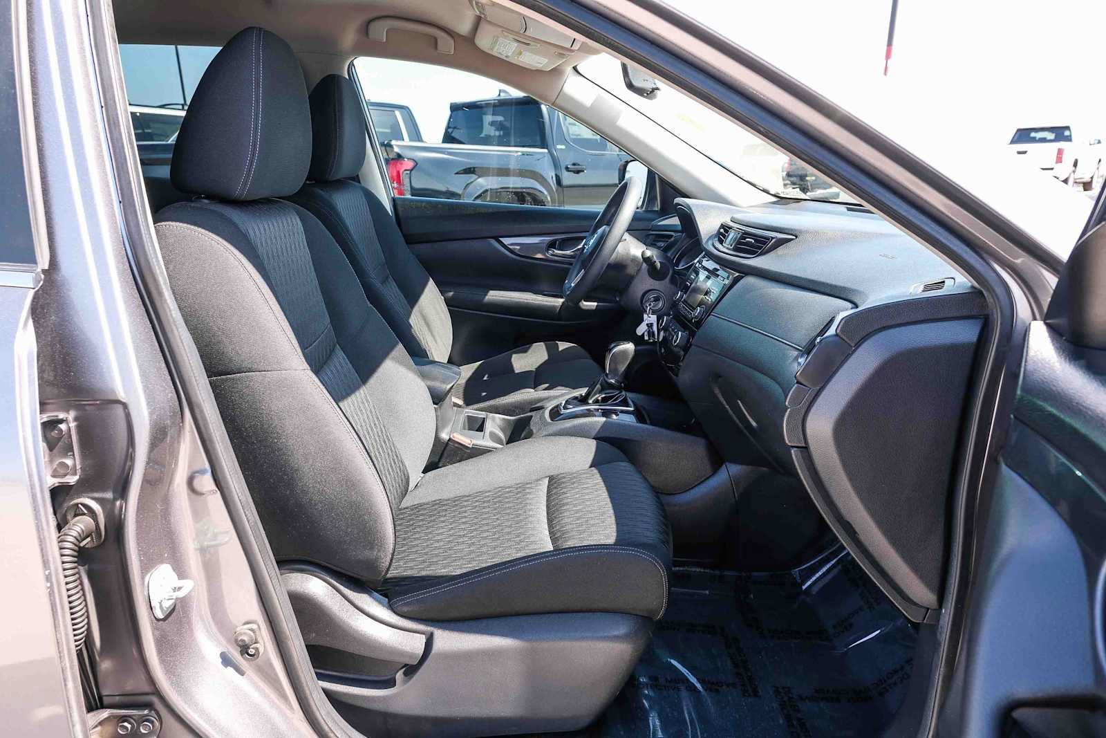 Used 2017 Nissan Rogue S AWD/4WD image 16