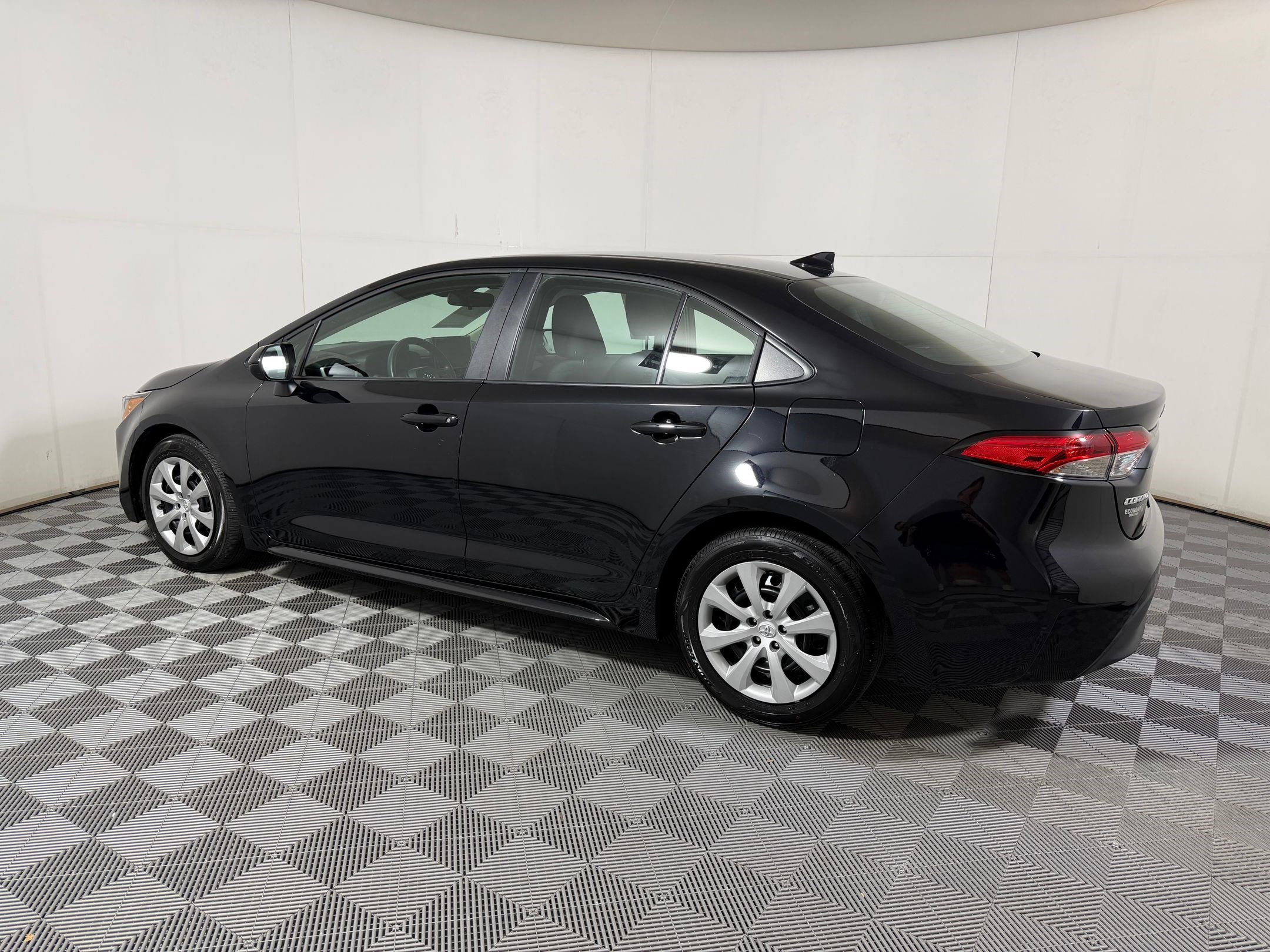 Used 2025 Toyota Corolla LE FWD image 19