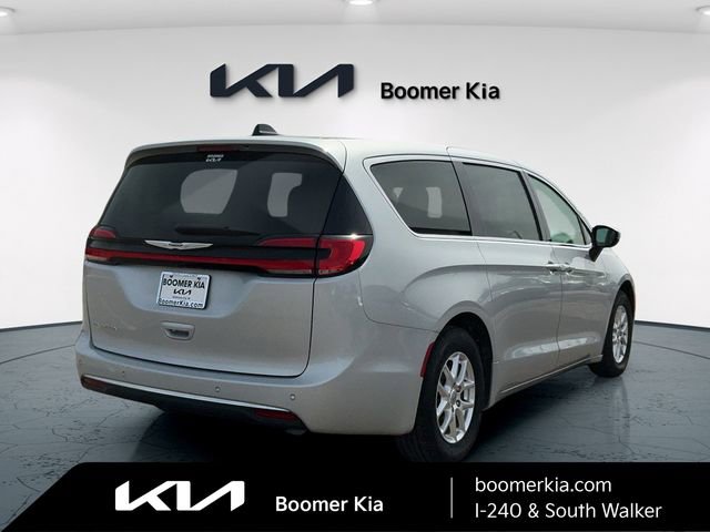Used 2023 Chrysler Pacifica Touring-L image 5