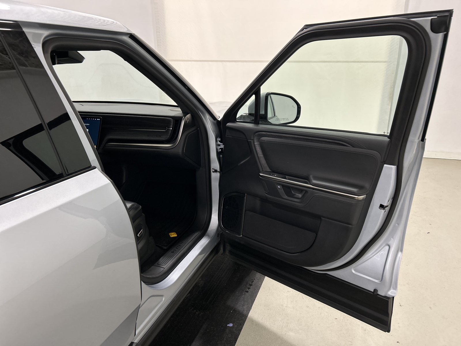 Used 2025 Rivian R1T Adventure Dual AWD/4WD image 18
