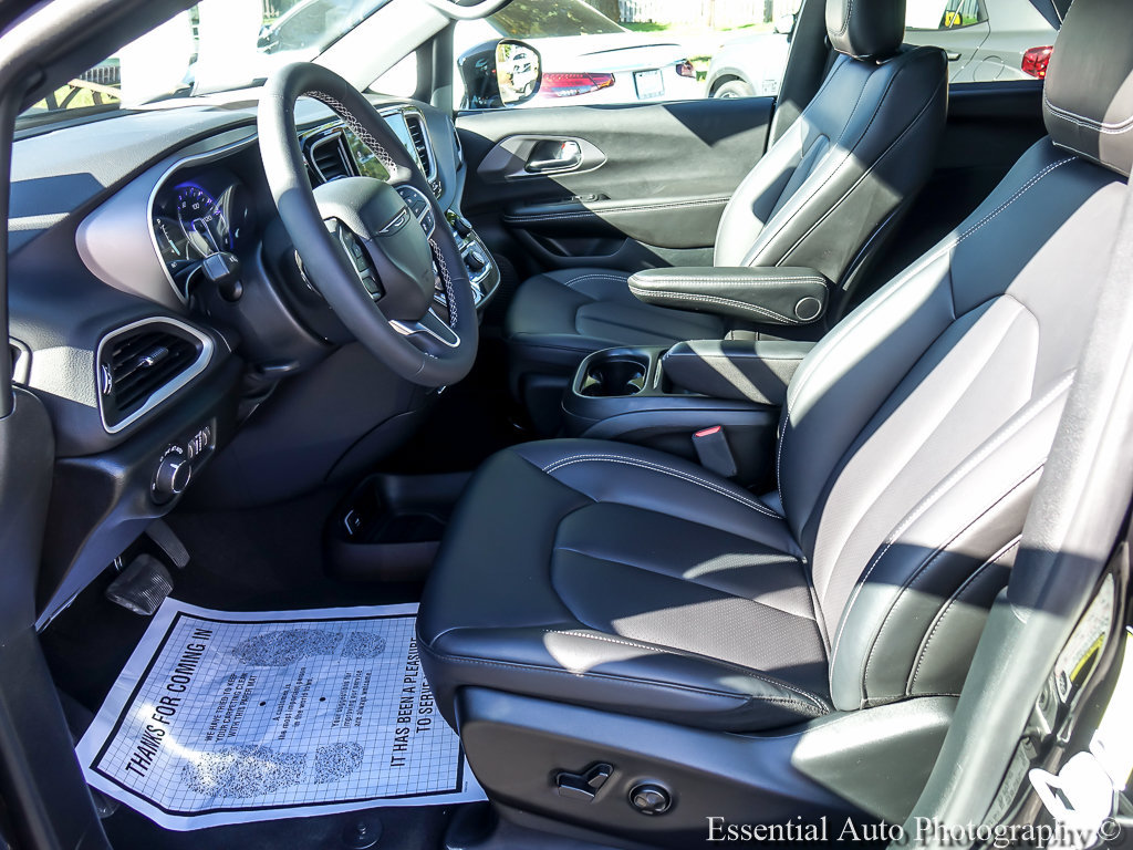 Used 2027 Chrysler Pacifica Select FWD image 11