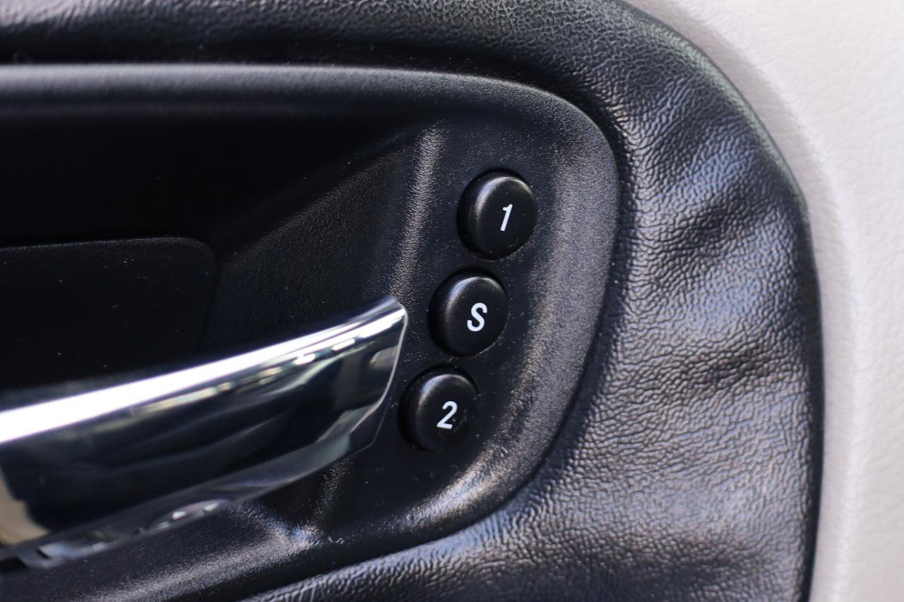 Used 2015 Chrysler Town & Country Limited Platinum FWD image 6