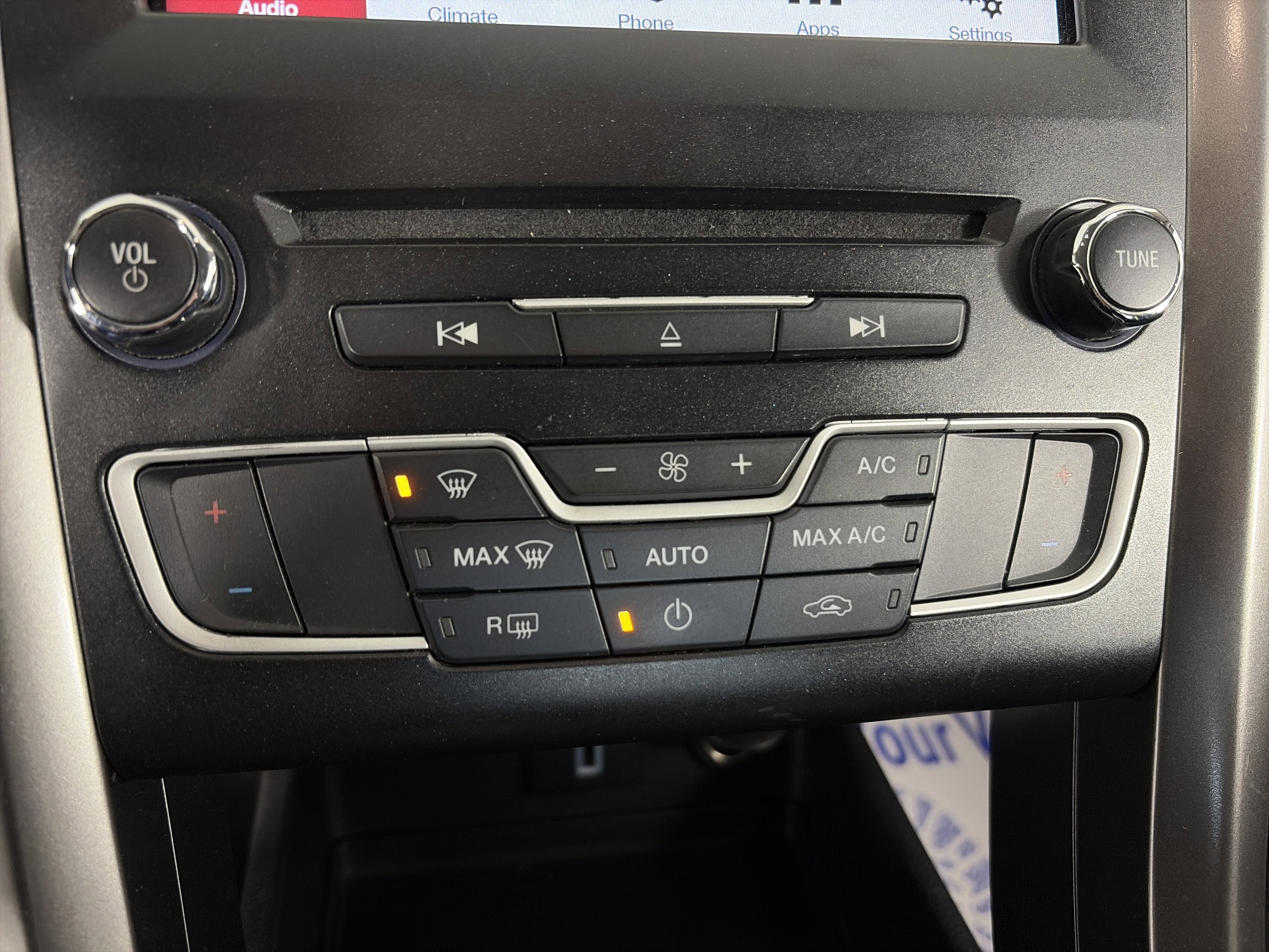 Used 2018 Ford Fusion SE w/ Fusion SE Technology Package FWD image 20