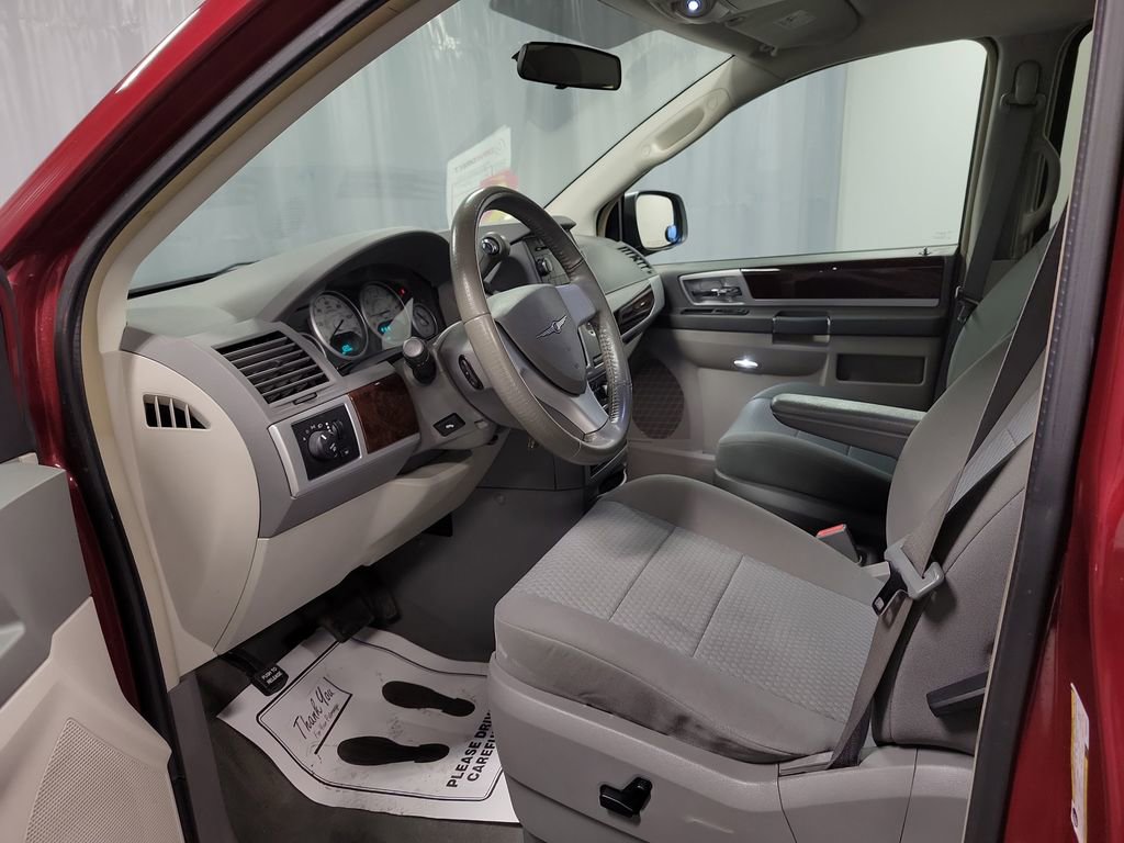 Used 2010 Chrysler Town & Country Touring image 12