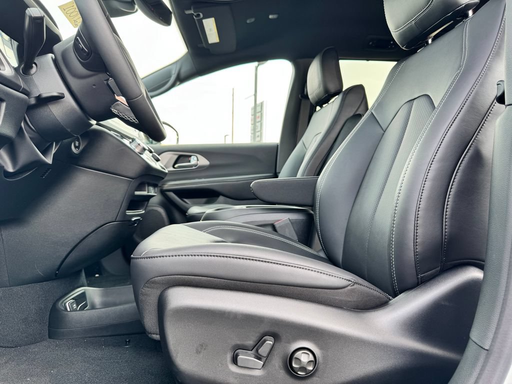 New 2027 Chrysler Pacifica Select FWD image 15