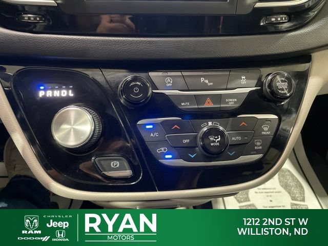 Used 2018 Chrysler Pacifica Touring-L FWD image 25