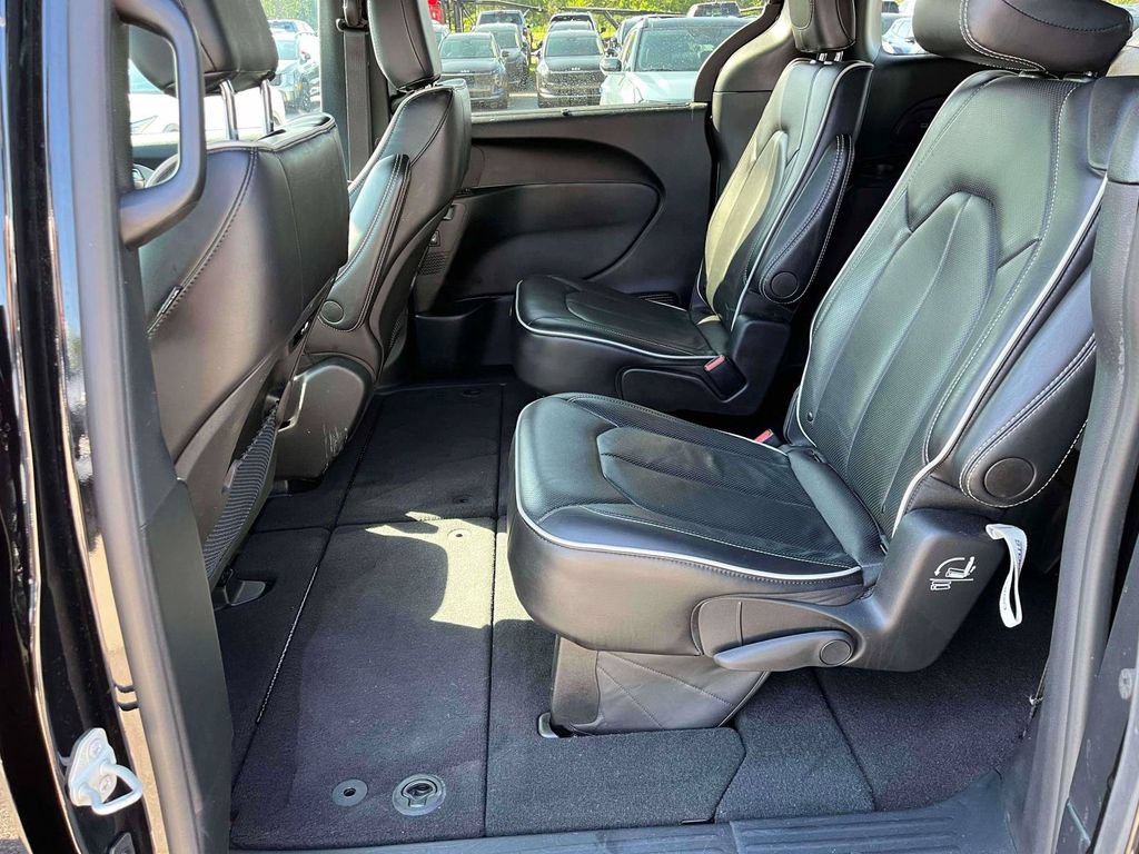 Used 2025 Chrysler Pacifica Limited FWD image 6