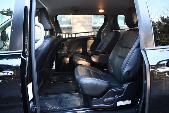 Used 2020 Toyota Sienna SE image 34