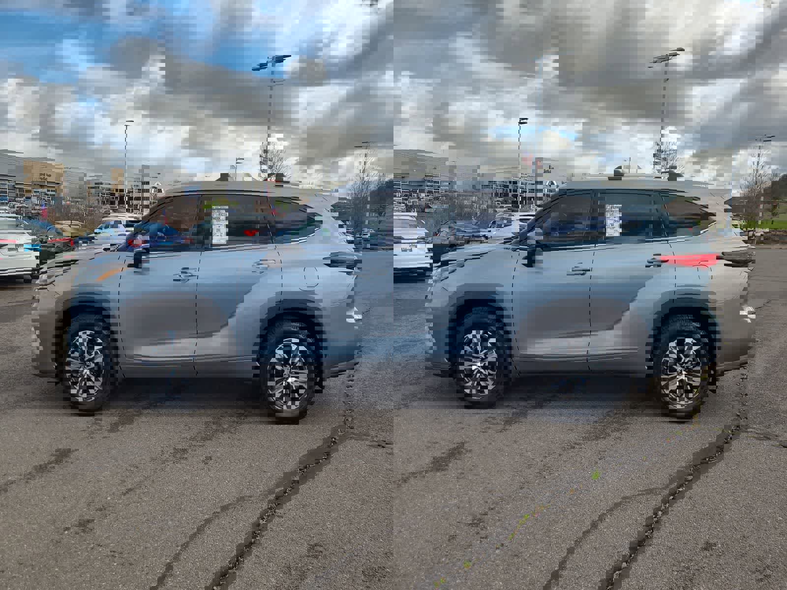 Used 2022 Toyota Highlander XLE image 11