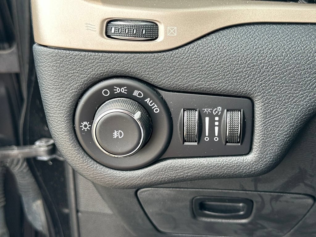 Used 2016 Jeep Cherokee Latitude w/ Cold Weather Group AWD/4WD image 18