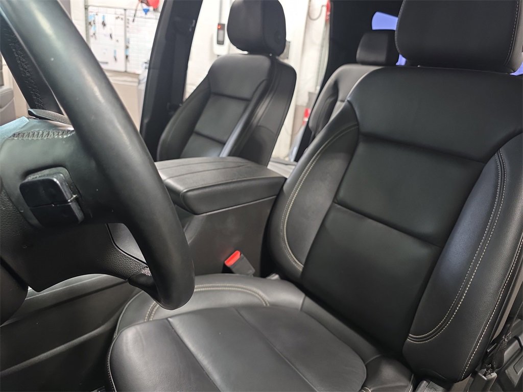 Used 2023 Chevrolet Traverse LT w/ Rear Camera Mirror Package image 16