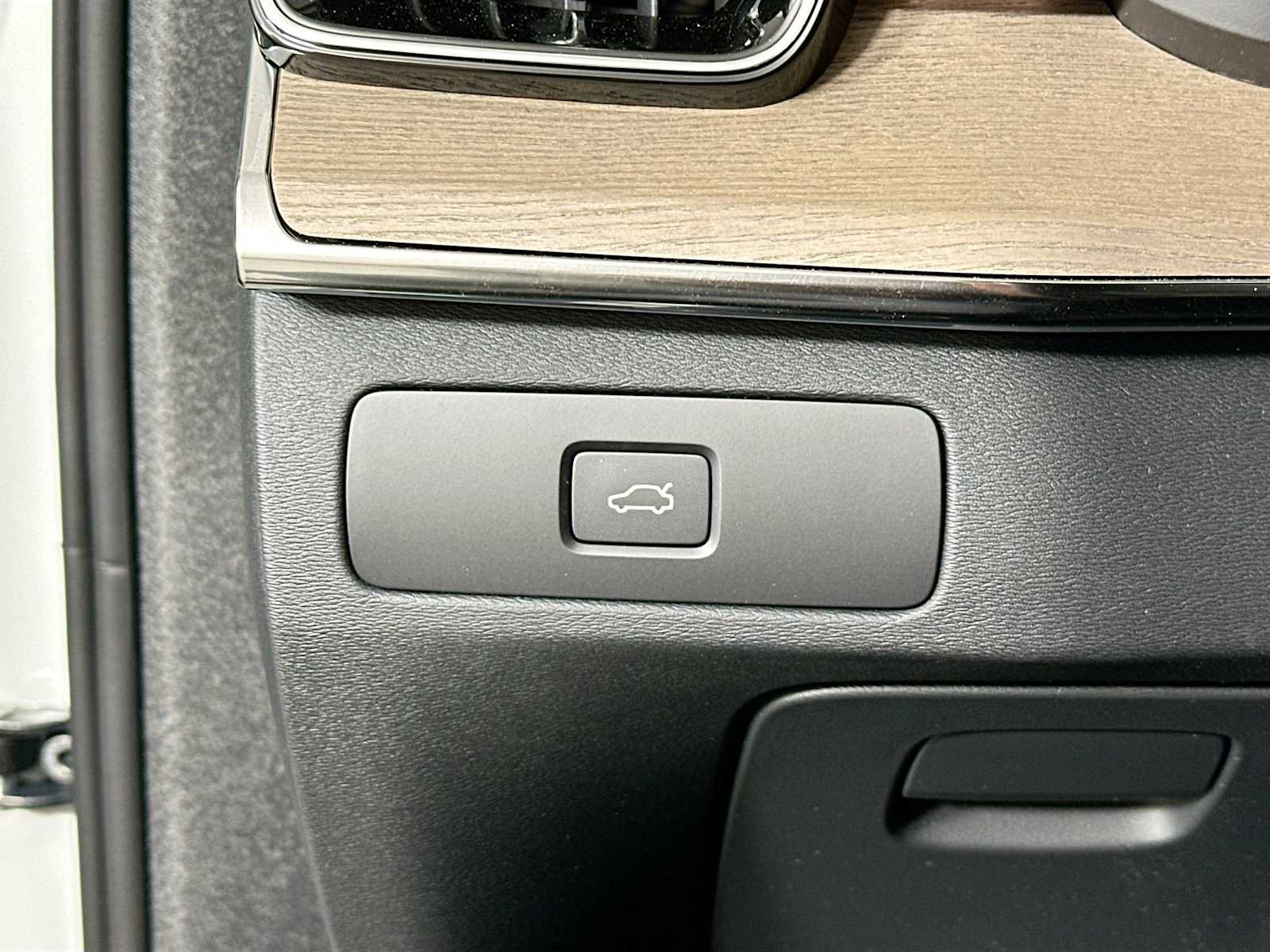 Used 2025 Volvo XC90 B6 Plus w/ Protection Package Premier image 10