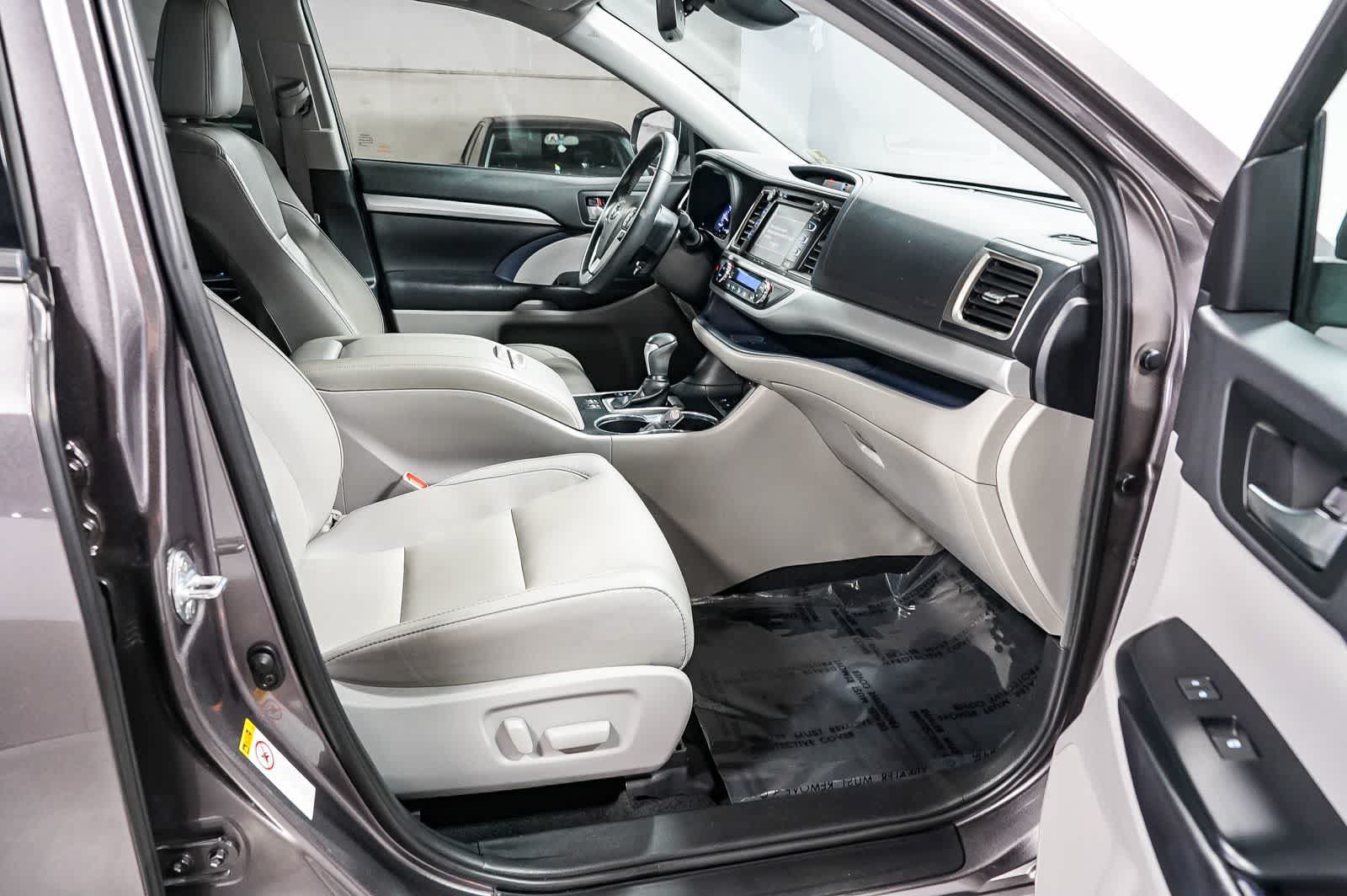 Certified 2019 Toyota Highlander XLE w/ Carpet Mat Package (TMS) FWD image 18