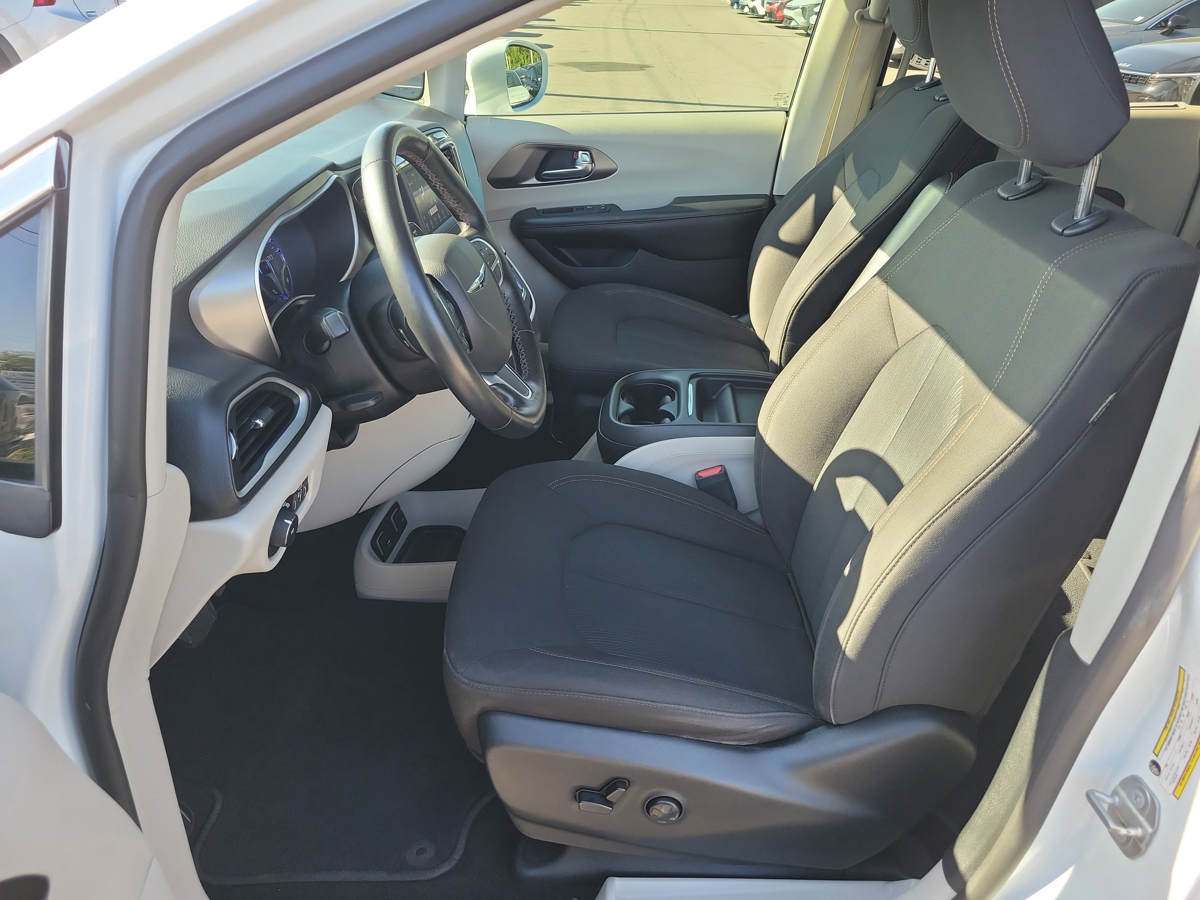 Used 2020 Chrysler Pacifica Touring w/ Cold Weather Group FWD image 21