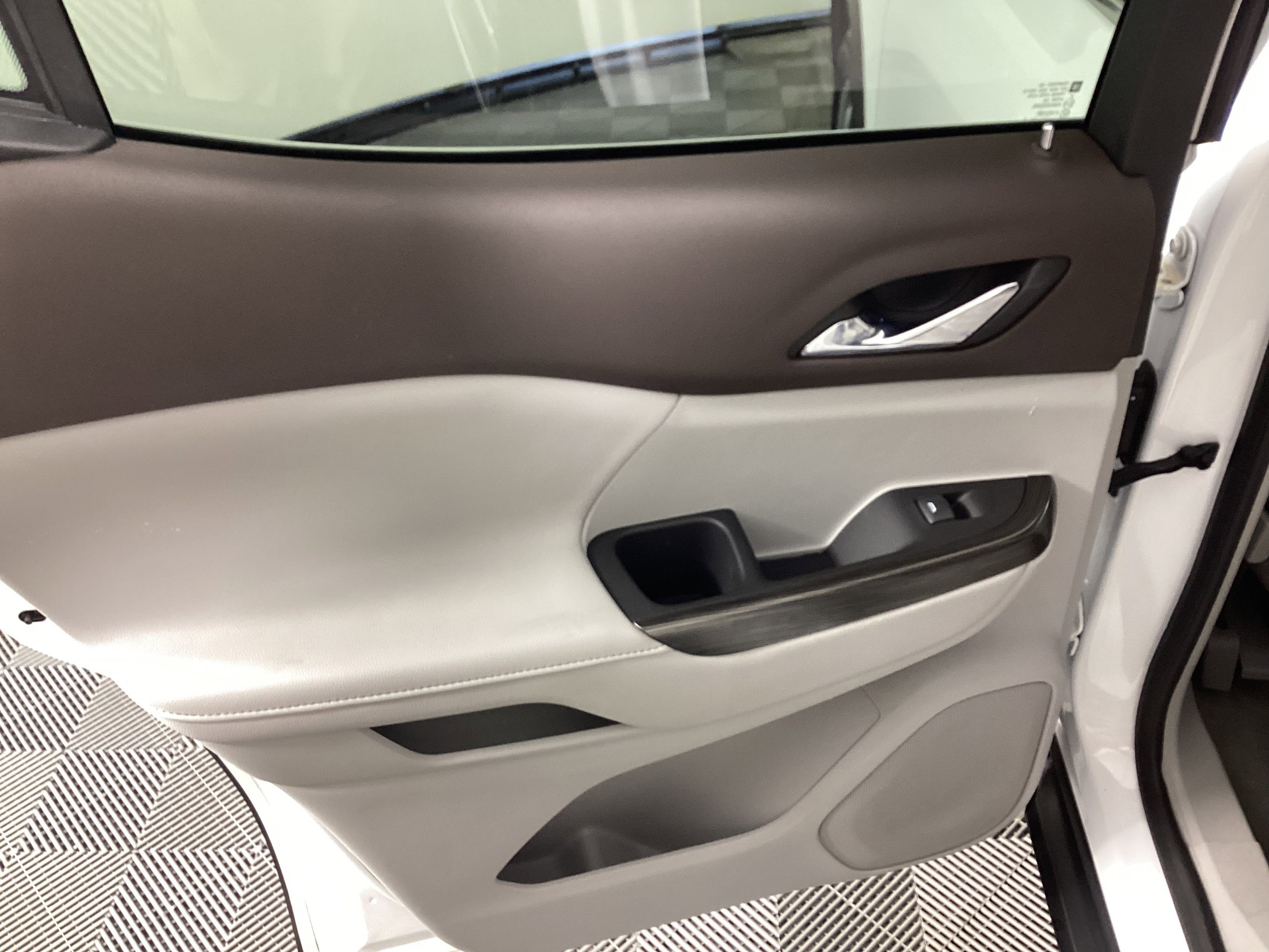 Used 2023 GMC Acadia SLT image 29