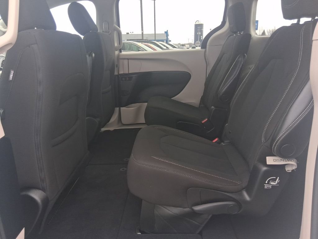 Used 2023 Chrysler Voyager LX image 18