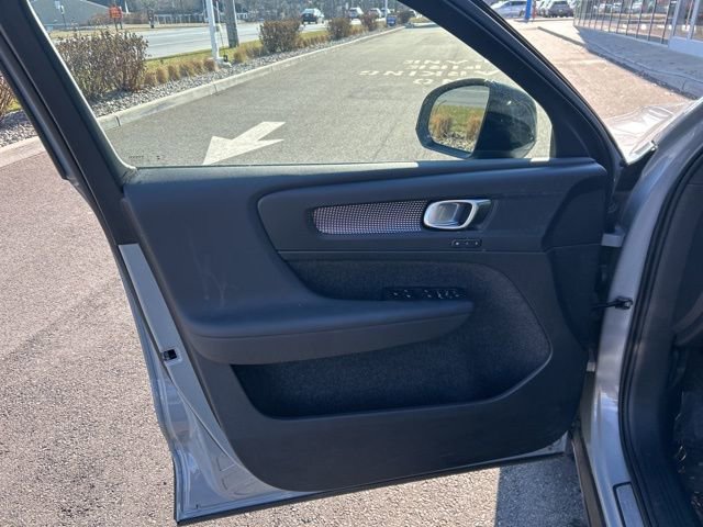 Certified 2025 Volvo XC40 B5 Plus AWD/4WD image 15