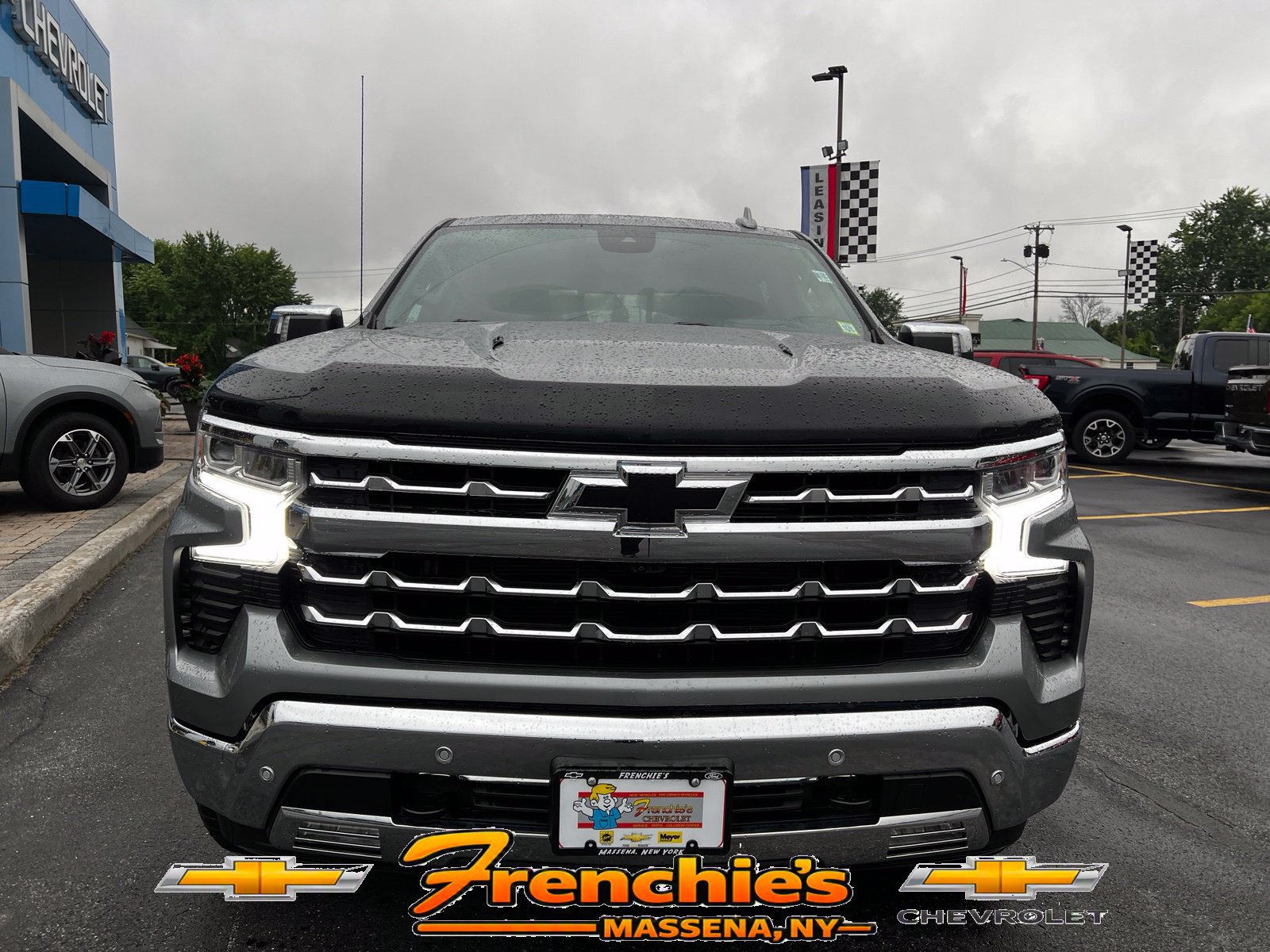 Used 2024 Chevrolet Silverado 1500 LTZ w/ LTZ Premium Package AWD/4WD image 2