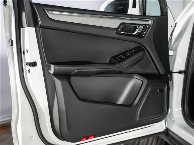 Certified 2026 Porsche Macan AWD/4WD image 21