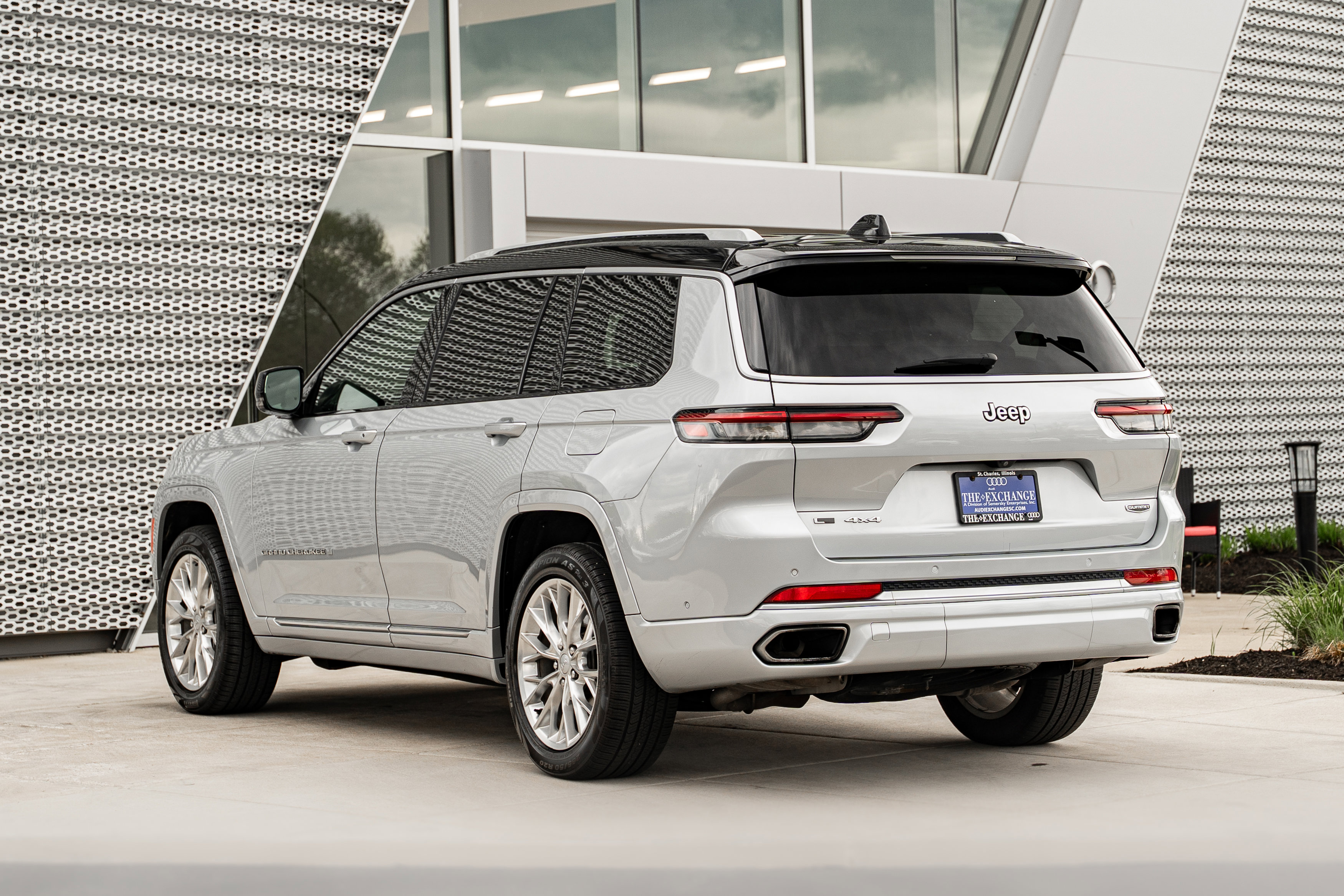 Used 2021 Jeep Grand Cherokee L Summit w/ Luxury Tech Group V AWD/4WD image 5