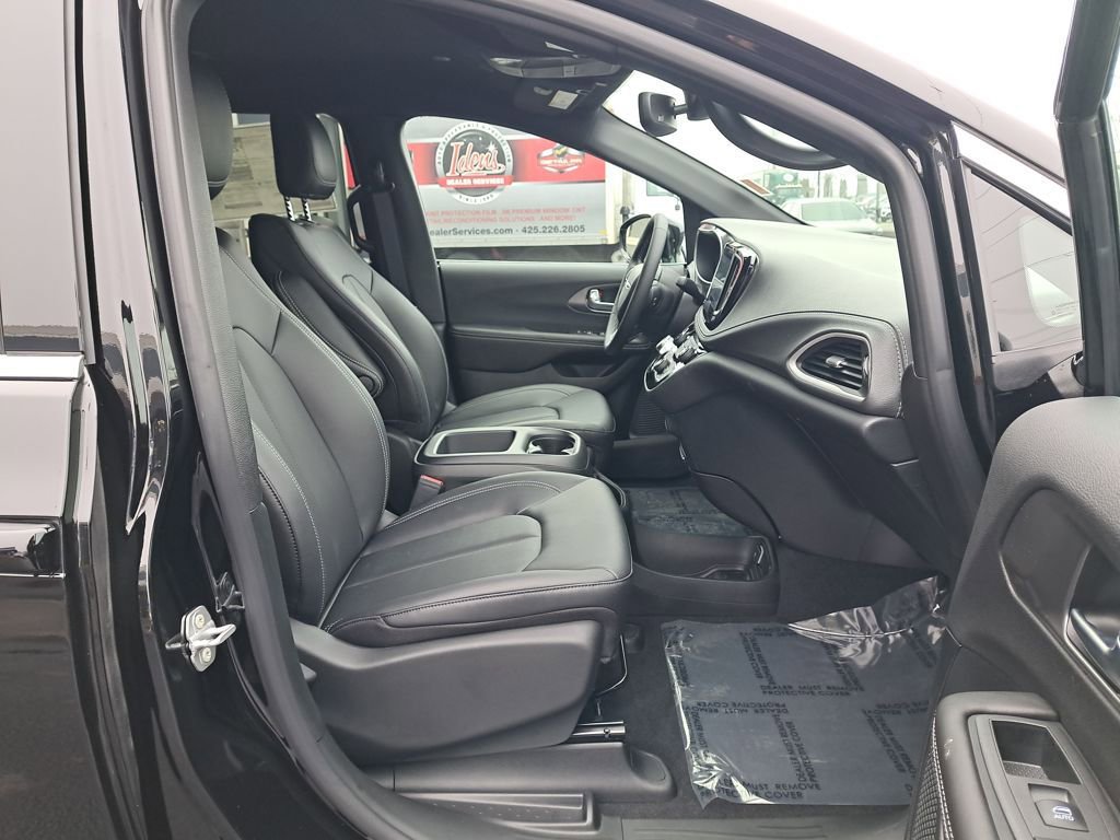 New 2026 Chrysler Pacifica Select FWD image 17