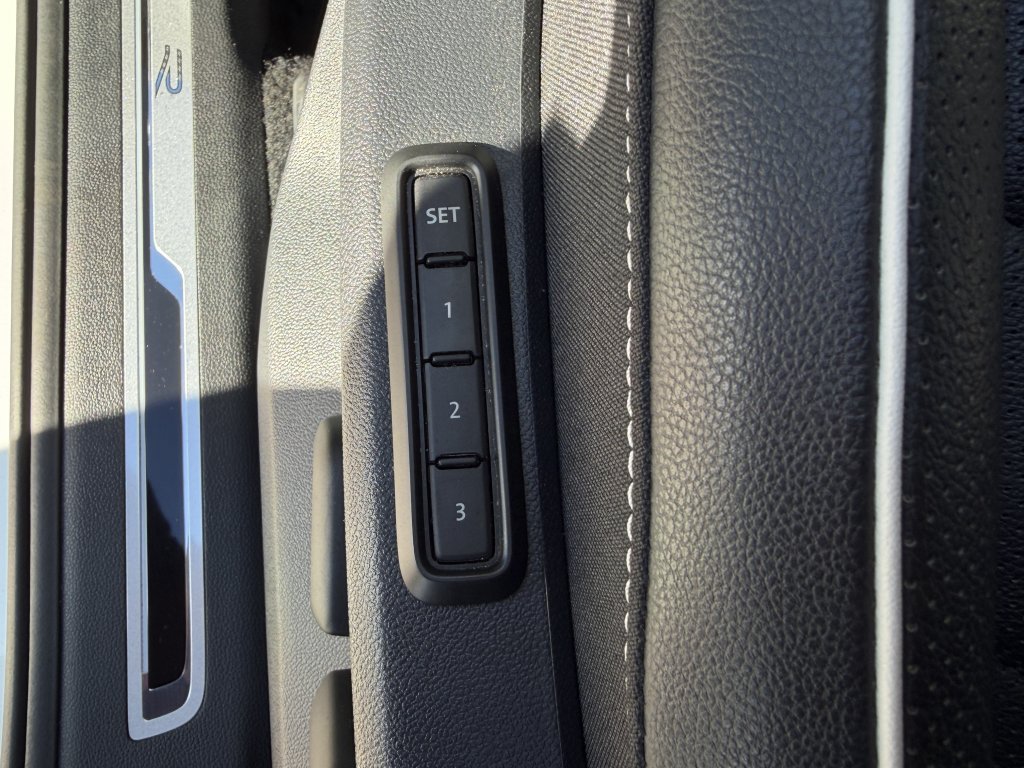 Used 2024 Volkswagen Tiguan SEL R-Line AWD/4WD image 32