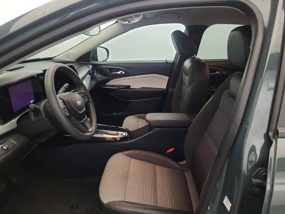 Used 2025 Chevrolet Trax LT FWD image 17