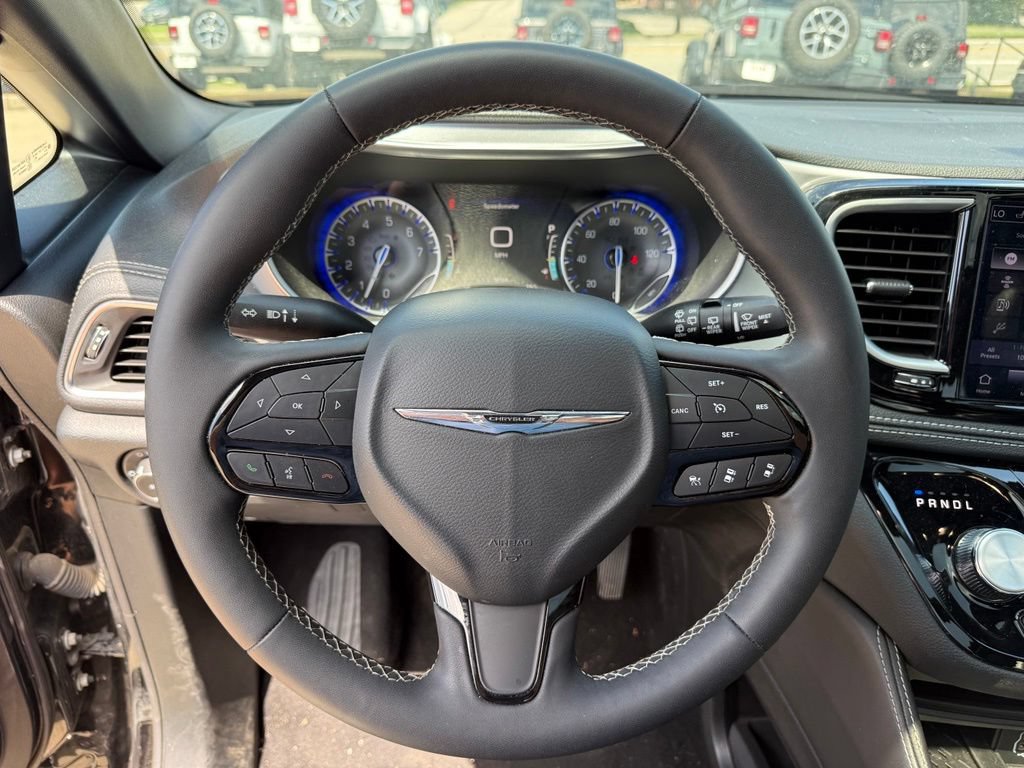 Used 2025 Chrysler Pacifica Limited FWD image 14