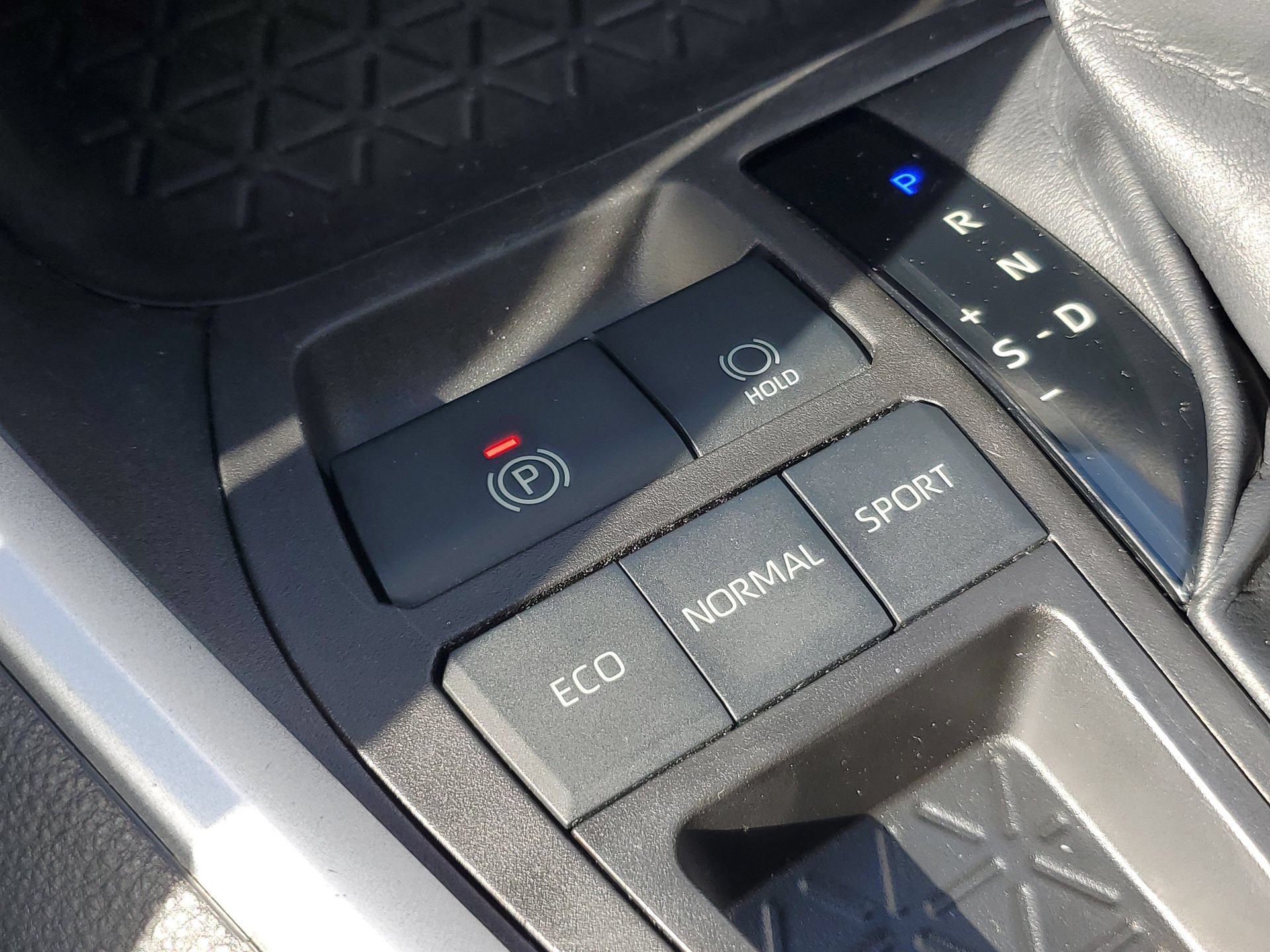 Used 2022 Toyota RAV4 LE FWD image 29