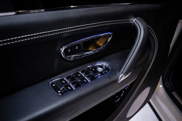 Used 2018 Bentley Bentayga image 18