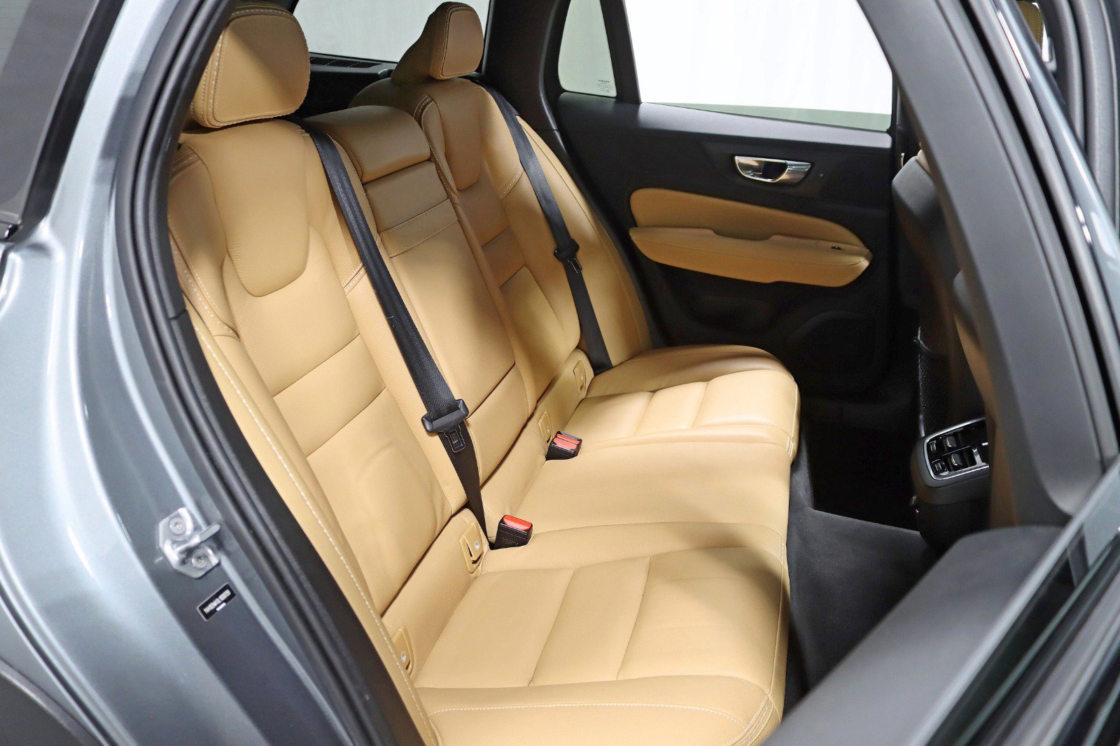 Used 2020 Volvo V60 T5 Cross Country image 30