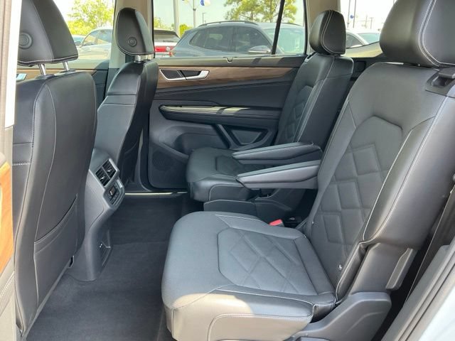Used 2024 Volkswagen Atlas SE AWD/4WD image 16