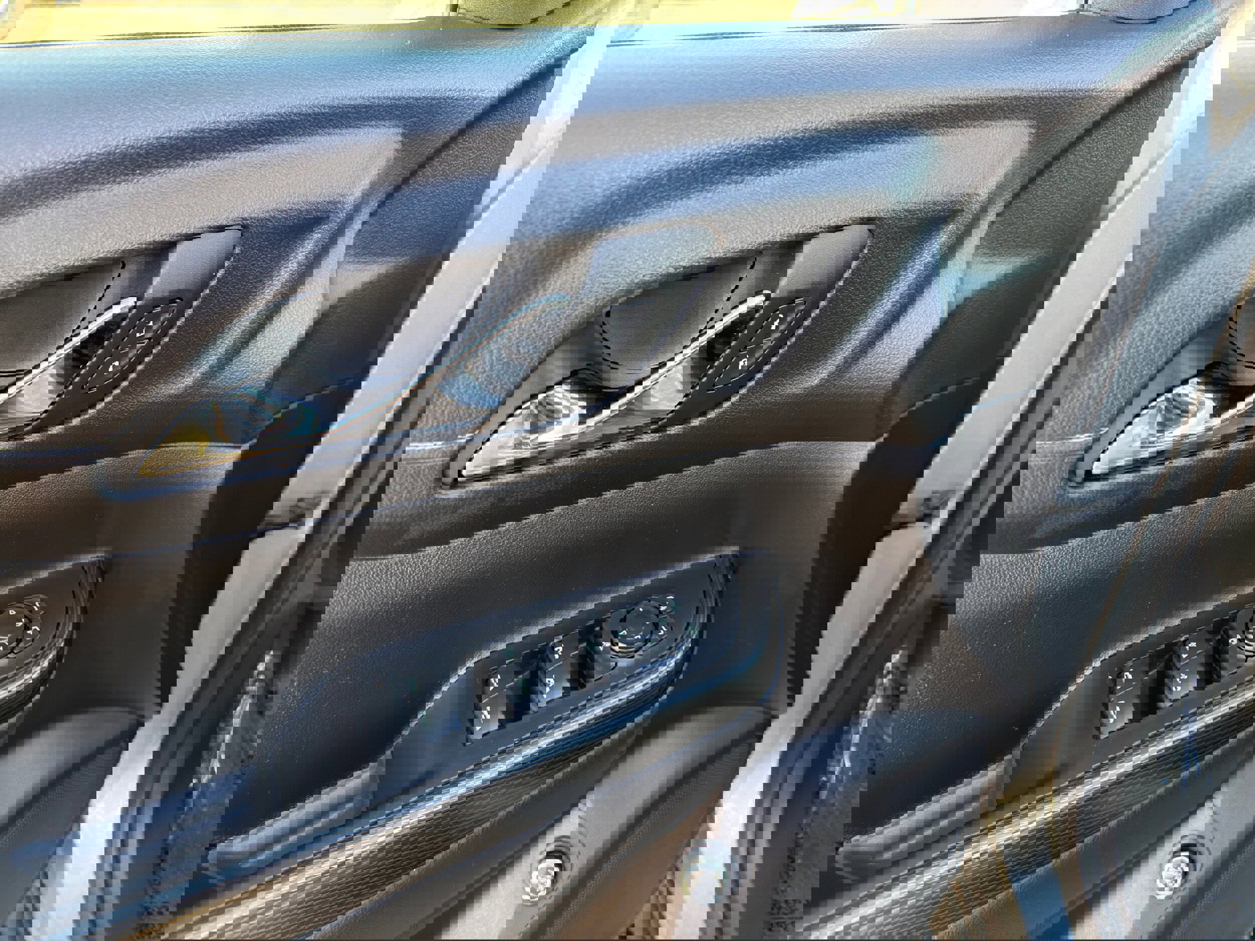 Used 2023 GMC Acadia SLT image 25