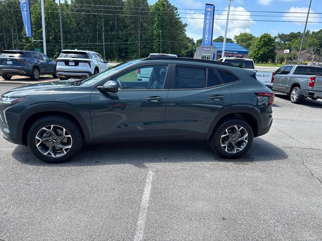 New 2026 Chevrolet Trax LT w/ LT Convenience Package FWD image 3