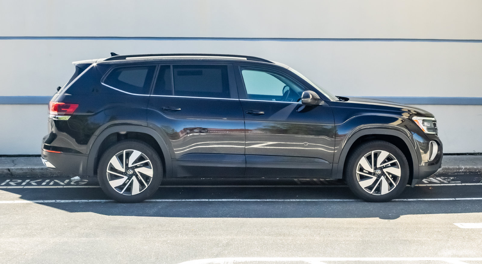 Used 2025 Volkswagen Atlas SE AWD/4WD image 8