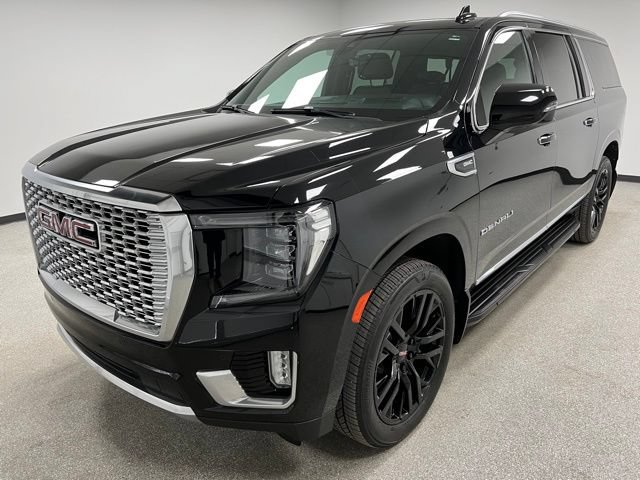 Used 2022 GMC Yukon XL Denali w/ Advanced Technology Package AWD/4WD image 4