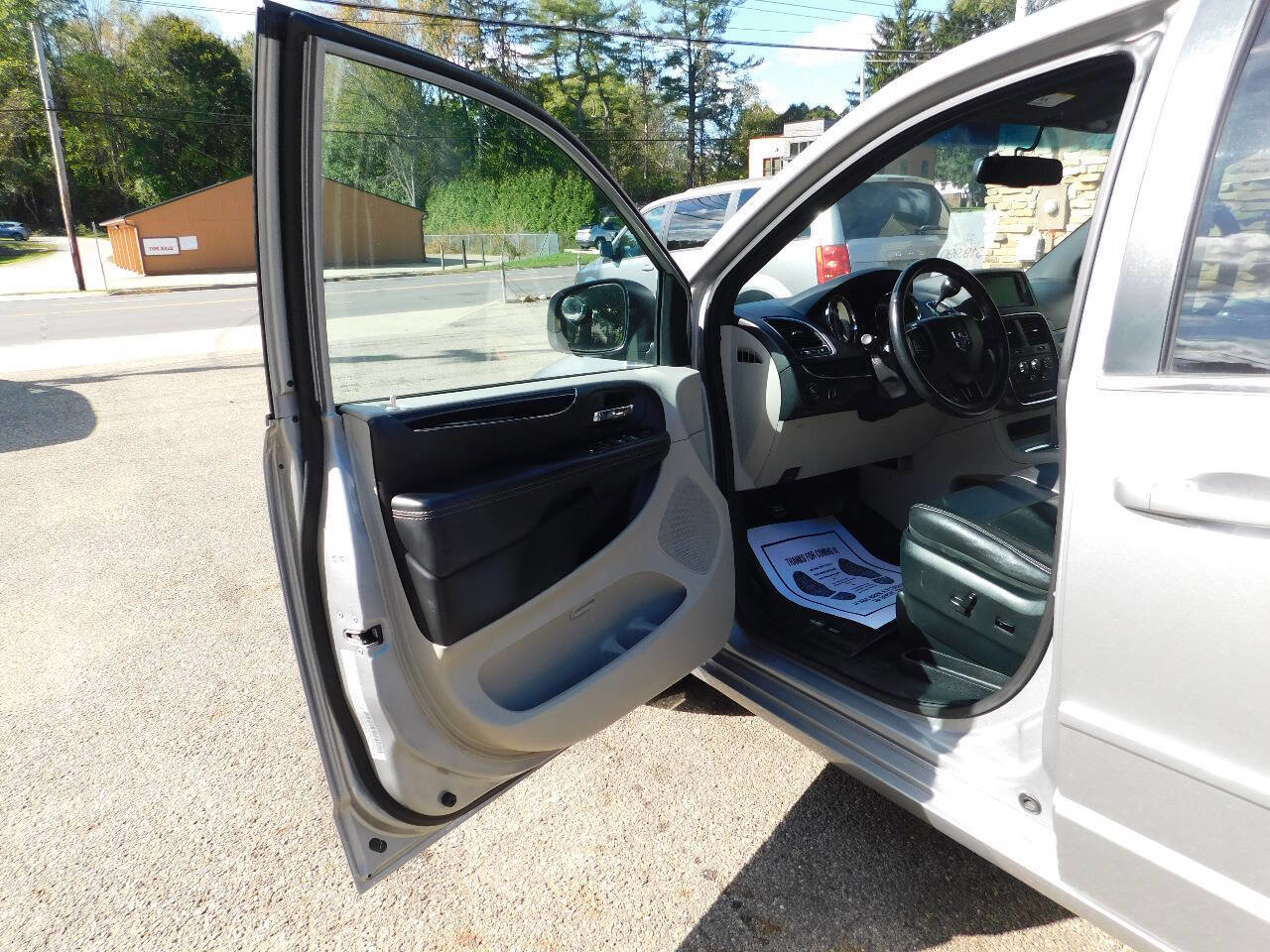 Used 2017 Dodge Grand Caravan SXT image 24