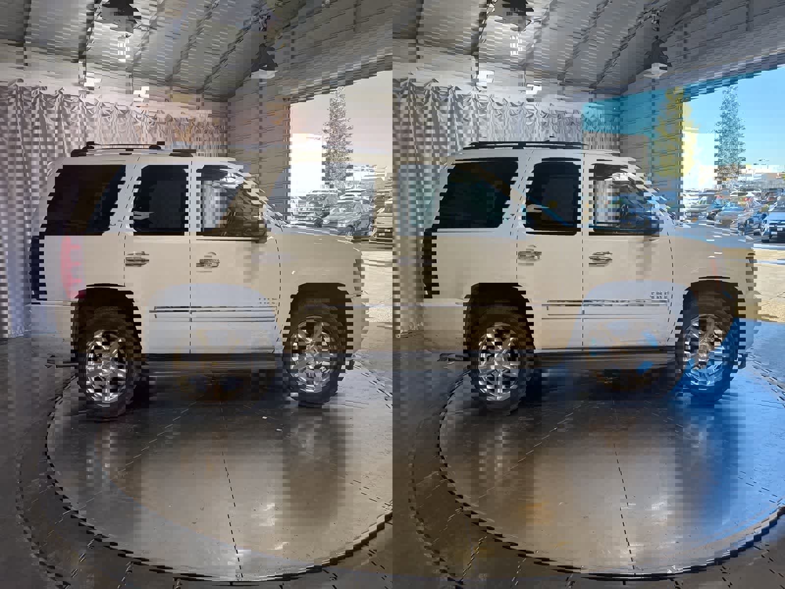 Used 2010 Chevrolet Tahoe LTZ RWD image 3