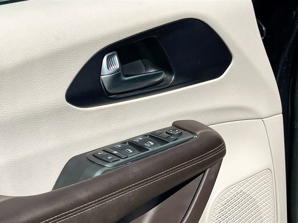 Certified 2020 Chrysler Pacifica Touring image 17