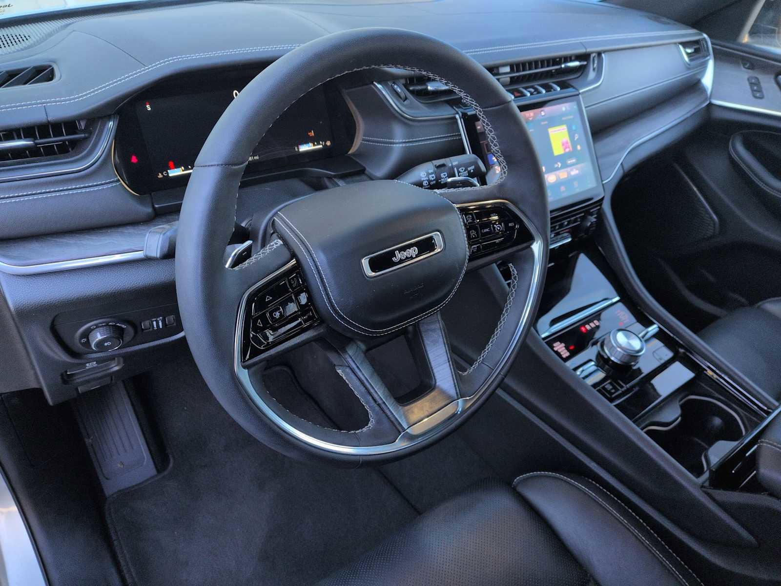 Used 2024 Jeep Grand Cherokee Overland w/ Luxury Tech Group IV image 2